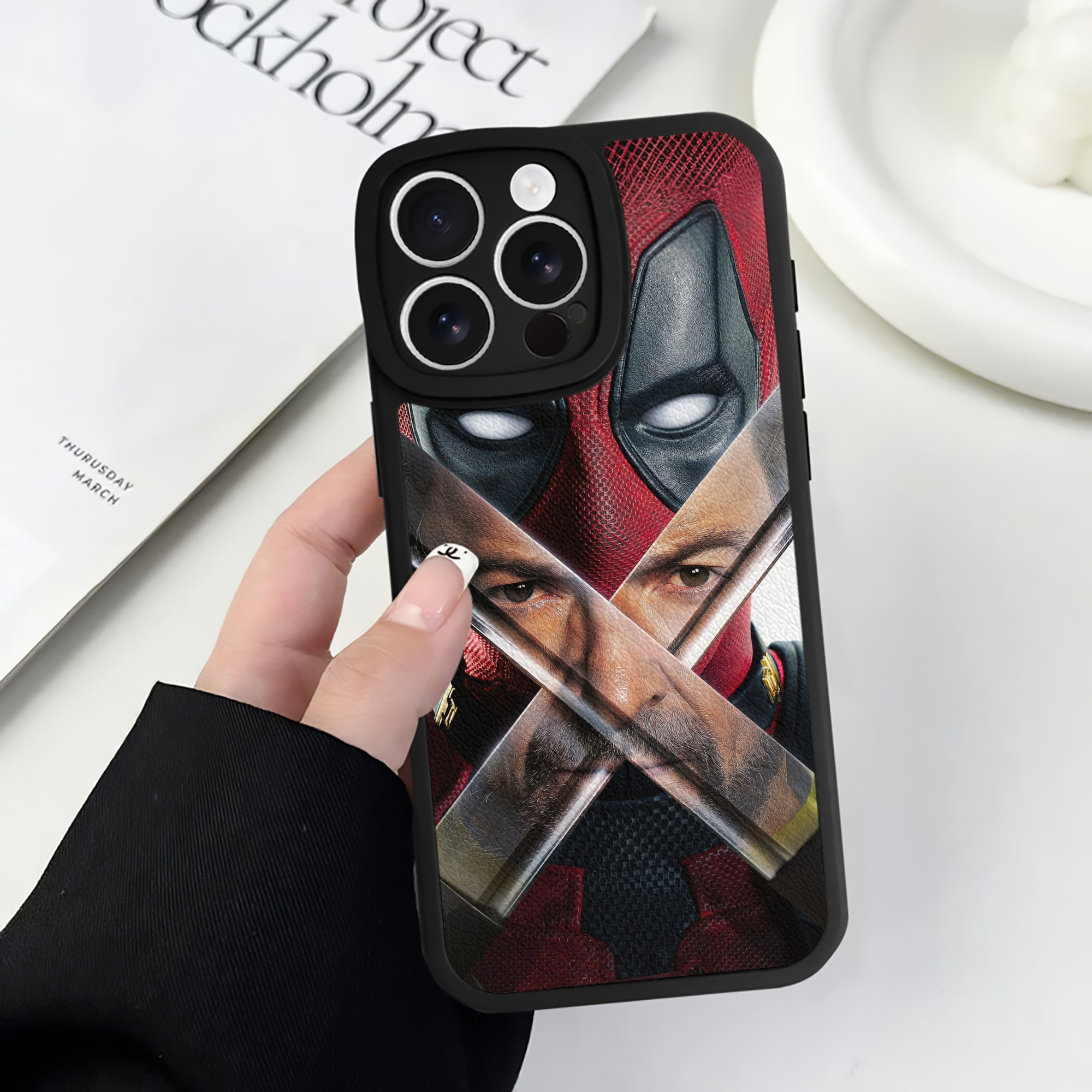 （画像用） Deadpool デッドプール 【iPhone 16シリーズ対応】シリコンスマホケース（レザー調） 材質：シリコン
